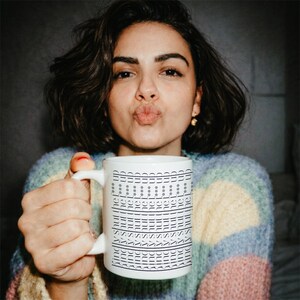 Taza con mensaje: "Cállate la boca, por favor" / Taza para la oficina o como regalo con una frase ingeniosa e impresión integral de 360 grados. imagen 4