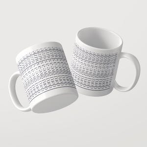 K&ouml;nnte beinhalten: Zwei wei&szlig;e Keramikbecher mit einem sich wiederholenden schwarzen Textmuster, das "don't give a shizz" lautet und in horizontalen Linien um die Au&szlig;enseite angeordnet ist. Jeder Becher hat einen geschwungenen Henkel und einen glatten, zylindrischen K&ouml;rper.