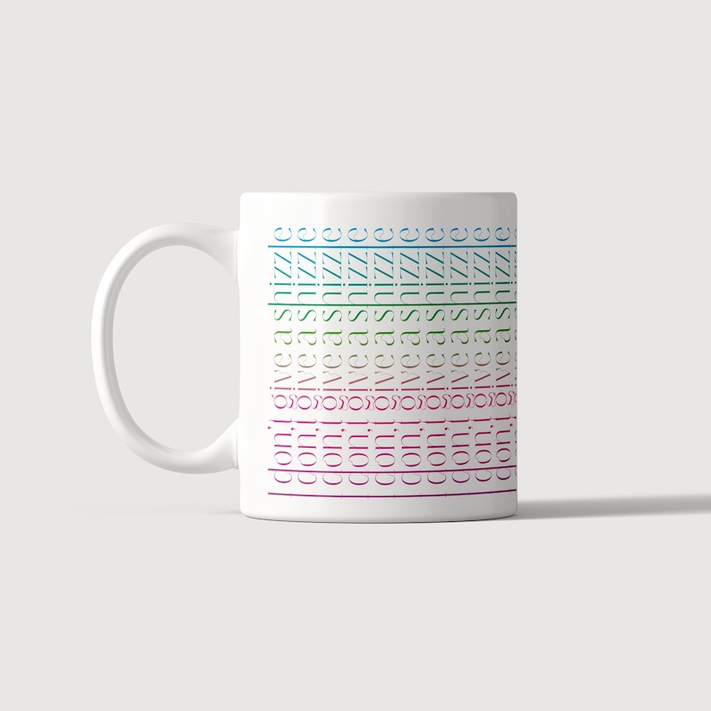 Pu&ograve; includere: Una tazza in ceramica bianca con il testo ripetuto "don't give a shizzle" stampato in colonne verticali. Il testo appare in diversi colori tra cui blu, verde, rosa e viola, disposti in uno schema a griglia sul lato della tazza.