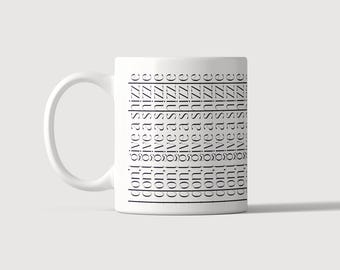 Puede incluir: Una taza de cerámica blanca con un asa en el lado izquierdo. La superficie presenta el texto negro repetido "don't give a shizzle" impreso en una fuente sans-serif, dispuesto en varias filas horizontales separadas por líneas negras finas.