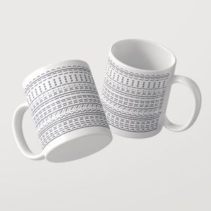 Puede incluir: Dos tazas de cer&aacute;mica blanca con un patr&oacute;n de texto negro repetitivo que dice shut the f*** up en l&iacute;neas horizontales. Cada taza tiene un asa curva y un cuerpo cil&iacute;ndrico, mostrando el mismo dise&ntilde;o gr&aacute;fico impreso en el exterior.
