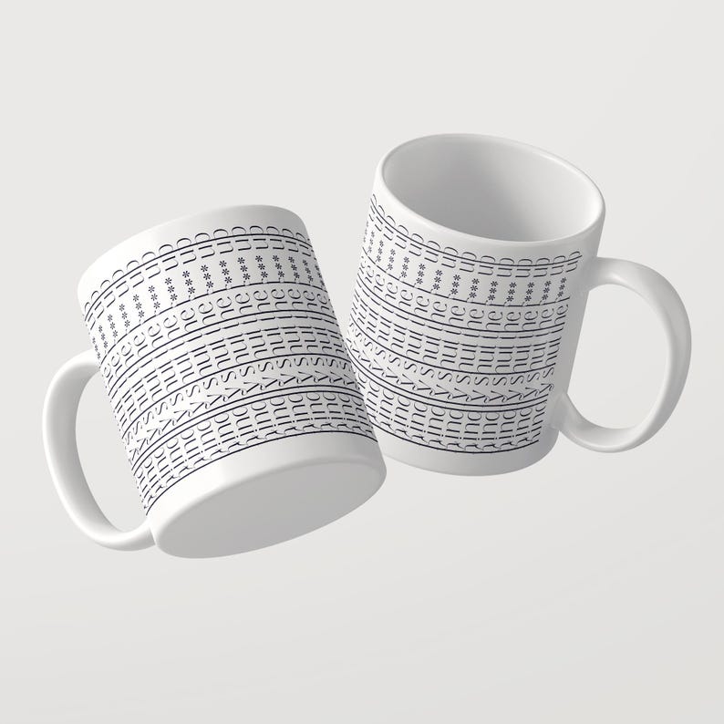 Puede incluir: Dos tazas de cer&aacute;mica blanca con un patr&oacute;n de texto negro repetitivo que dice shut the f*** up en l&iacute;neas horizontales. Cada taza tiene un asa curva y un cuerpo cil&iacute;ndrico, mostrando el mismo dise&ntilde;o gr&aacute;fico impreso en el exterior.