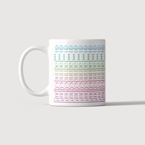 Puede incluir: Una taza de cer&aacute;mica blanca con el texto repetido 'kindly shut the f*** up' impreso en columnas verticales de varios colores, incluyendo azul, verde, amarillo, rosa y morado, dispuestos en un patr&oacute;n repetitivo en el lateral de la taza.