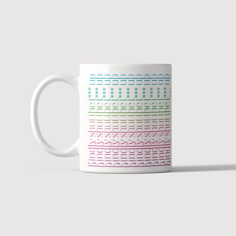 Puede incluir: Una taza de cer&aacute;mica blanca con el texto repetido 'kindly shut the f*** up' impreso en columnas verticales de varios colores, incluyendo azul, verde, amarillo, rosa y morado, dispuestos en un patr&oacute;n repetitivo en el lateral de la taza.