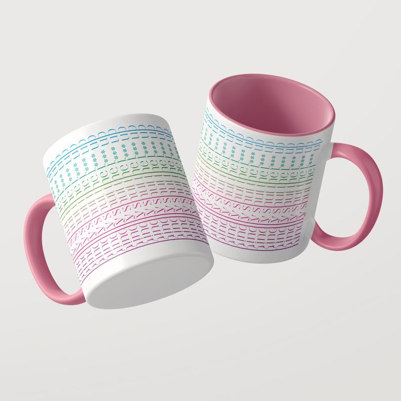 Puede incluir: Dos tazas de cer&aacute;mica blanca con asas e interiores de color rosa. El exterior presenta l&iacute;neas horizontales repetitivas con el texto sunshine en un degradado de azul, verde y morado, intercaladas con peque&ntilde;os s&iacute;mbolos de asterisco en un patr&oacute;n.