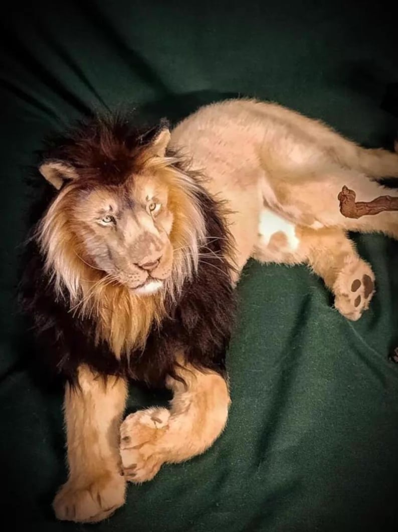 Leão de pelúcia realista feito à mão, brinquedo de pelúcia de animal rei em pele sintética imagem 1