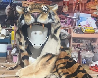 Máscara realista de cabeça de tigre, acessório de fantasia em pele sintética com boca aberta e rugido.