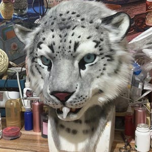 Testa realistica di leopardo delle nevi in pelliccia sintetica, maschera da grande felino in pelliccia sintetica, accessorio per costume cosplay.