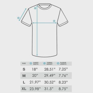 Puede incluir: Un diagrama de camiseta con medidas de ancho de pecho, altura del torso y largo de manga. Tallas: S (45.72cm pecho, 72.41cm torso, 18.42cm manga), M (50.8cm pecho, 74.90cm torso, 19.71cm manga), L (55.80cm pecho, 77.52cm torso, 20.91cm manga), XL (60.91cm pecho, 80.01cm torso, 22.23cm manga).