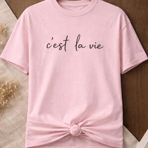 C’est La Vie T-Shirt, French Quote Shirt, Minimalist Script Tee, Aesthetic Paris Style Shirt, Cute Saying Tee, Unisex Graphic Tee