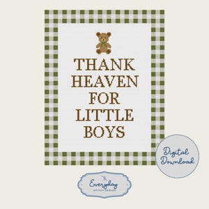 Puede incluir: Diseño de punto de cruz con el texto "THANK HEAVEN FOR LITTLE BOYS" en marrón, con una ilustración de un osito de peluche. El diseño está enmarcado por un patrón de cuadros verdes y blancos. Incluye un gráfico de "Descarga digital" y el logotipo de "Everyday Stitch Design".