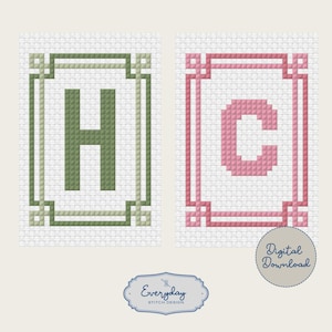 Könnte beinhalten: Zwei Kreuzstichmuster mit den Buchstaben "H" und "C" in Grün und Rosa, in dekorativen Rahmen. Die Designs befinden sich auf weißem Hintergrund, mit einem "Digitaler Download"-Abzeichen und dem Logo "Everyday Stitch Design".