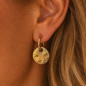 Pendientes de aro pequeños con luna y estrella doradas, aros delicados con diseño de estrella celestial, resistentes al agua.