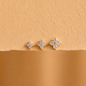 Setje kleine bloemoorstekers / 3 maten gouden CZ klaveroorstekers voor kraakbeen / Helix Tragus oorstekers