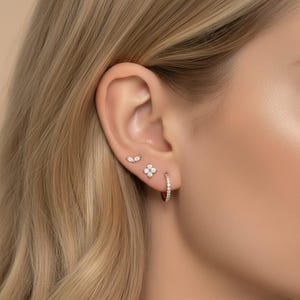 Conjunto de pendientes apilables florales dorados / Pendientes de aro pequeños con forma de hoja / Joyería minimalista y delicada / Regalo para ella / Trío apilable con brillo chic y diseño moderno
