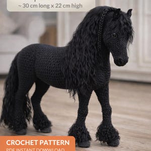 Puede incluir: Un caballo negro de ganchillo, de aproximadamente 30 cm de largo y 22 cm de alto, con una melena y cola fluidas. El caballo tiene detalles, incluyendo secciones trenzadas en la melena y mechones esponjosos. La imagen incluye el texto "CROCHET PATTERN".