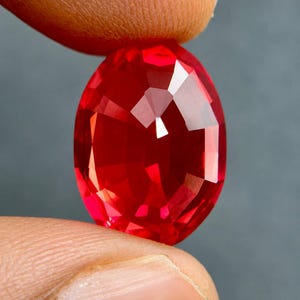 Natuurlijke ovaal geslepen, helderrode robijn edelsteen 15*11*8 mm 13 karaat