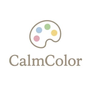 Pode incluir: O logotipo CalmColor apresenta uma paleta de pintor com cinco pontos de tinta coloridos: rosa, azul claro, verde e amarelo. O nome da marca "CalmColor" est&aacute; escrito em uma fonte marrom suave abaixo em um fundo branco.