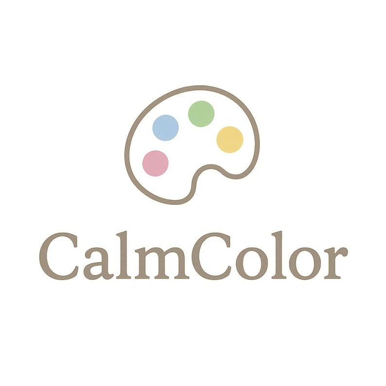 Pode incluir: O logotipo CalmColor apresenta uma paleta de pintor com cinco pontos de tinta coloridos: rosa, azul claro, verde e amarelo. O nome da marca "CalmColor" est&aacute; escrito em uma fonte marrom suave abaixo em um fundo branco.