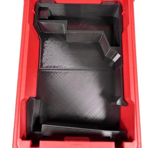 Könnte beinhalten: Eine rote, rechteckige Aufbewahrungsbox mit einem transparenten Deckel. Der Innenraum verfügt über einen schwarzen, geformten Einsatz mit Fächern und Trennwänden. Die Box dient zum Organisieren und Schützen von Werkzeugen oder Ausrüstung. Die Box hat einen sicheren Verriegelungsmechanismus.