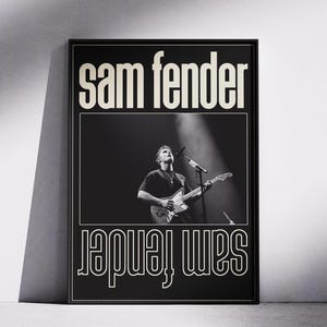 Puede incluir: Un juego de tres tazas de cer&aacute;mica con un esmalte moteado de color crema. Cada taza presenta un dise&ntilde;o pintado a mano diferente: una hoja azul y verde, una flor amarilla y una baya roja. Las tazas tienen un dise&ntilde;o simple y moderno.