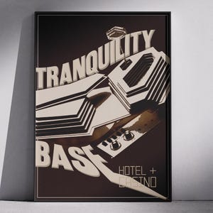 Poster del Tranquillity Base Hotel & Casino – Arte murale retro-futuristica ispirata agli Arctic Monkeys – Decorazione geometrica indie a tema musicale