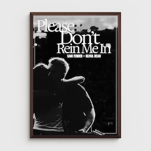 Puede incluir: Un estampado en blanco y negro enmarcado con el texto "Please Don't Rein Me In" y los nombres "SAM FENDER + OLIVIA DEAN". La imagen muestra a dos personas abraz&aacute;ndose. El estampado est&aacute; en un marco marr&oacute;n oscuro.