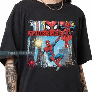 Puede incluir: Una taza de cer&aacute;mica blanca con un asa negra y el texto "But First, Coffee" en negro y negrita. La taza est&aacute; sobre una superficie blanca.