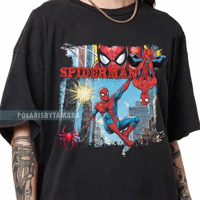 Puede incluir: Una taza de cer&aacute;mica blanca con un asa negra y el texto "But First, Coffee" en negro y negrita. La taza est&aacute; sobre una superficie blanca.