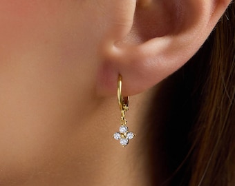 ミニマルなフラワーハギーフープピアス、ゴールドCZダングルピアス、繊細なフープピアス、お母さんへのギフト、彼女へのギフト