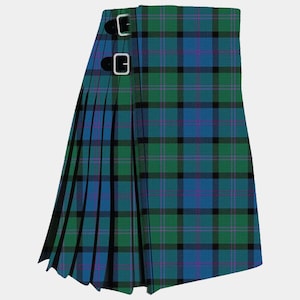 Könnte beinhalten: Ein plissierter Kilt in einem lebendigen Tartanmuster mit Grüntönen, Blau und Schwarz. Der Kilt hat zwei Lederriemen mit silbernen Schnallen. Das traditionelle schottische Kleidungsstück ist ein klassisches Kleidungsstück.