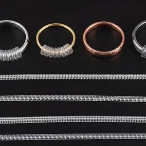 Puede incluir: Un juego de tres cuencos apilables de cerámica en tonos azules, verdes y blancos. Los cuencos presentan un esmalte moteado y un diseño sencillo. El cuenco más grande tiene aproximadamente 15 cm de diámetro.