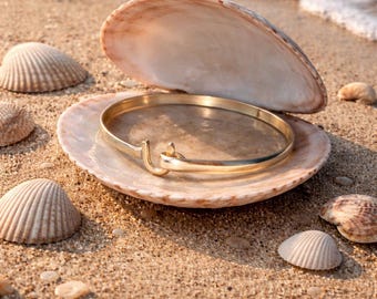 Simple, timeless, and effortlessly elegant—this 3mm 8” Sterling Silver Cruzian Hook Bracelet is a beautiful nod to island heritage.