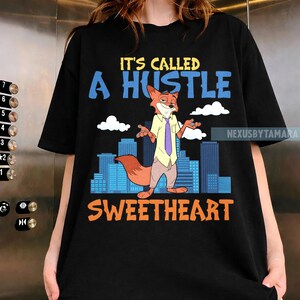 以下が含まれることがあります： クリーム色、ライトグレー、ダークグレーの3色の、つや消し仕上げの陶器製マグカップのセット。各マグカップはシンプルでミニマルなデザインで、丸みを帯びたハンドルが付いています。