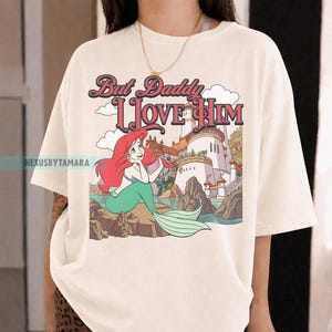 Camiseta Comfort Colors de La Sirenita de Disney, camiseta de la Princesa Ariel de Disney, camiseta para viaje familiar a Disneyland. imagen 3