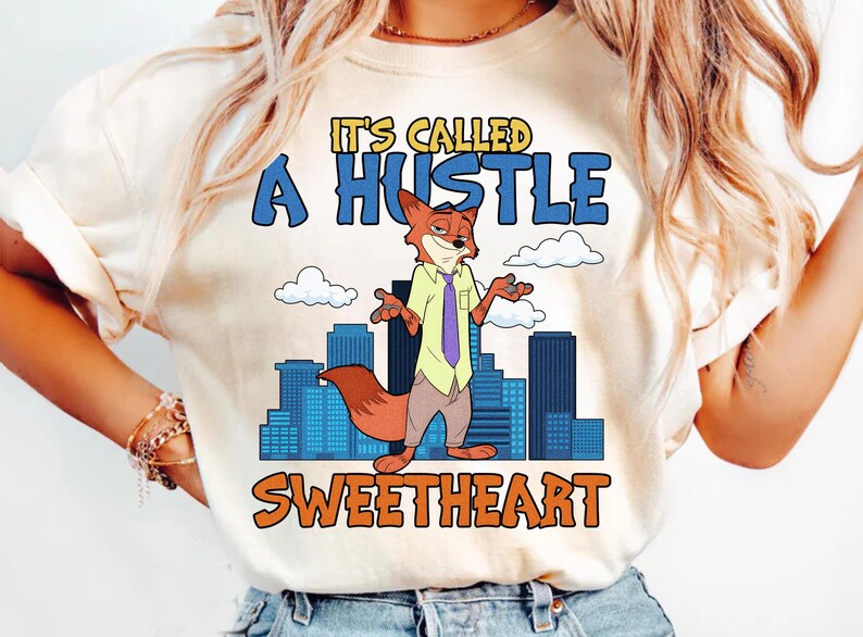 以下が含まれることがあります： 「Welcome to our home」の白い文字が特徴的な、素朴な木製のサイン。使い込まれたような風合いで、玄関の装飾に最適です。