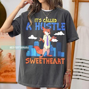 以下が含まれることがあります： クリーム色、ライトグレー、ダークグレーの3色の、つや消し仕上げの陶器製マグカップのセット。各マグカップはシンプルでミニマルなデザインで、丸みを帯びたハンドルが付いています。