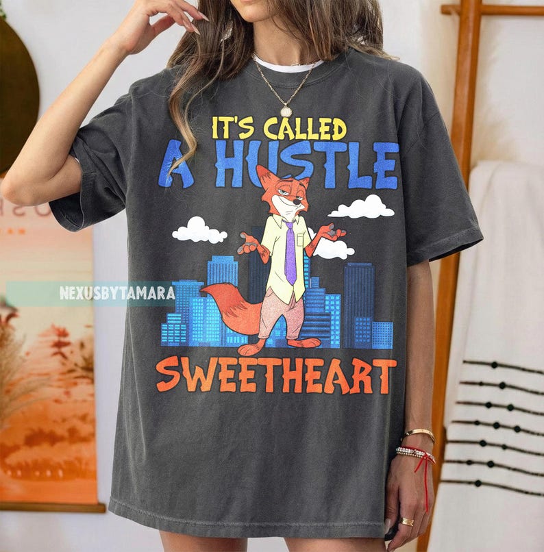 以下が含まれることがあります： クリーム色、ライトグレー、ダークグレーの3色の、つや消し仕上げの陶器製マグカップのセット。各マグカップはシンプルでミニマルなデザインで、丸みを帯びたハンドルが付いています。