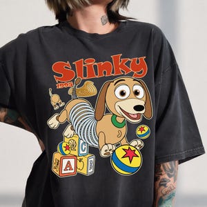 Camiseta retro de Slinky de Toy Story de Disney, Comfort Colors Walt Disney Apparel, atuendo para un viaje a Disneyland. imagen 3
