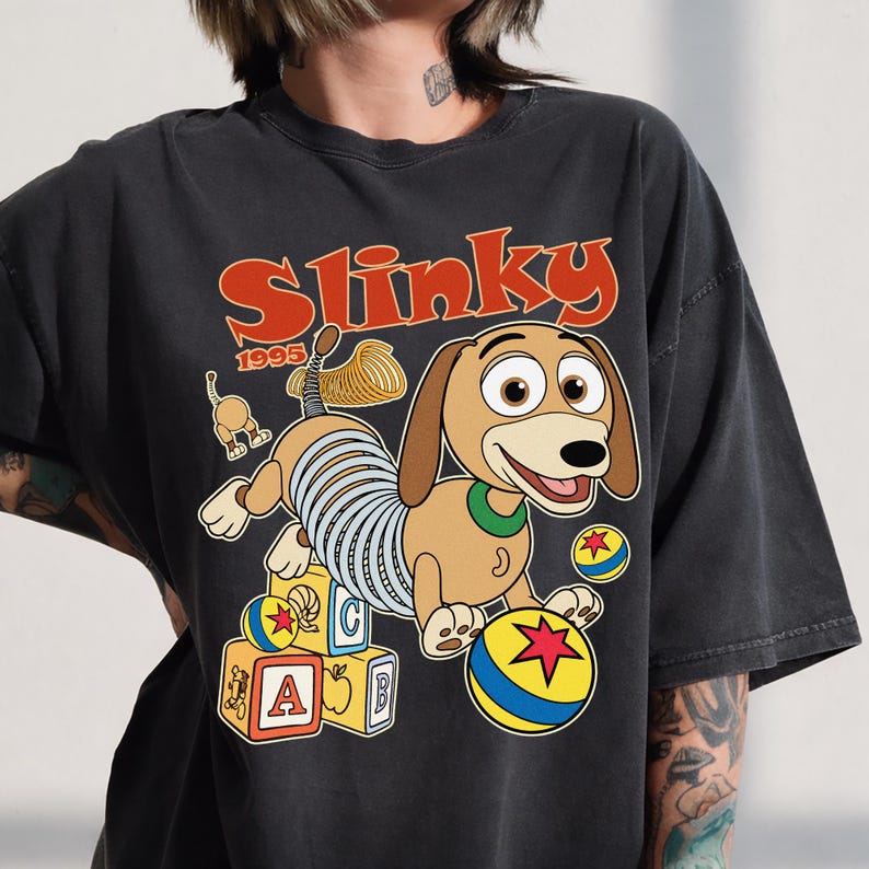 Camiseta retro de Slinky de Toy Story de Disney, Comfort Colors Walt Disney Apparel, atuendo para un viaje a Disneyland. imagen 3