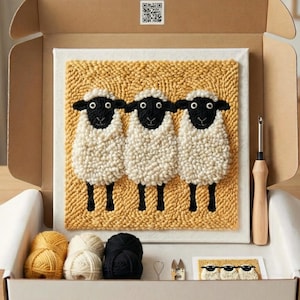 Può includere: Un kit artigianale con un design di pecore. Il kit include una tela con tre pecore, filato giallo, bianco e nero, uno strumento per punzonatura e altri accessori. Le pecore hanno facce e zampe nere, con corpi bianchi e soffici. La tela misura circa 25 cm quadrati.