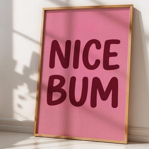 Bonito estampado de trasero, divertido arte de pared rosa para baño, póster descarado para el baño de invitados, decoración preppy de dopamina, letrero con fuente de burbujas Y2K (descarga digital)
