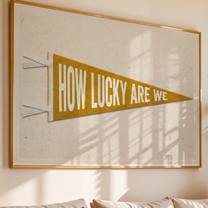 Lámina "How Lucky Are We", arte mural con banderines vintage, póster retro amarillo mostaza, decoración acogedora para la habitación del bebé, descarga digital de gratitud.