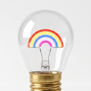 Peut inclure: Une ampoule en verre transparent avec un culot en métal couleur laiton. À l'intérieur, un filament incurvé de style néon en forme d'arc-en-ciel présente des bandes concentriques de lumière rouge, orange, jaune, verte, bleue et rose.