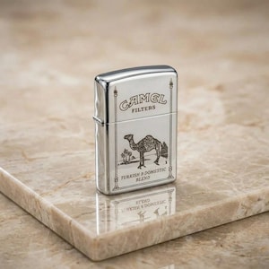 Può includere: Un set di tre tazze in ceramica con finitura opaca e macchiettata. Le tazze sono nei toni del crema, grigio chiaro e grigio scuro. Ogni tazza ha un design semplice e moderno e un manico arrotondato.