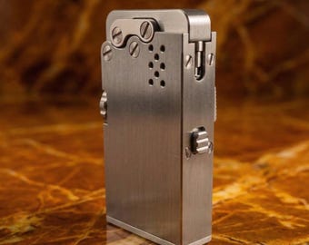 Accendino meccanico vintage – Accendino a benzina in titanio spazzolato, antivento e ricaricabile, stile artigianale, regalo unico per uomo