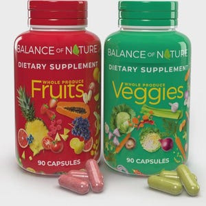 Op de afbeelding: Twee supplementflessen met rode en groene deksels. De rode fles is gelabeld met "Fruits" en de groene fles met "Veggies". Elke fles bevat 90 capsules. De flessen zijn voedingssupplementen.