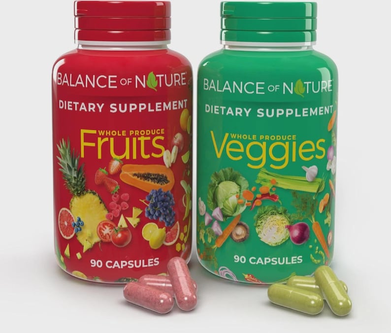 Op de afbeelding: Twee supplementflessen, &eacute;&eacute;n rode en &eacute;&eacute;n groene, met de tekst "Balance of Nature" en "Voedingssupplement". De rode fles zegt "Fruits" en de groene fles zegt "Veggies". Elke fles bevat 90 capsules.