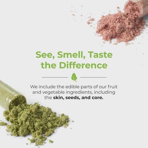 Op de afbeelding: Afbeelding met tekst "See, Smell, Taste the Difference" met een bladgrafiek. Twee doorzichtige buizen morsen groene en roze poeders. De tekst hieronder luidt: "We include the edible parts of our fruit and vegetable ingredients, including the skin, seeds, and core."