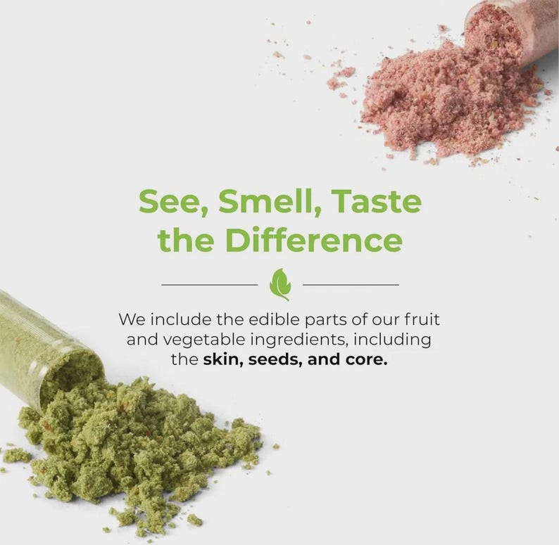 Op de afbeelding: Afbeelding met tekst "See, Smell, Taste the Difference" met een bladgrafiek. Twee doorzichtige buizen morsen groene en roze poeders. De tekst hieronder luidt: "We include the edible parts of our fruit and vegetable ingredients, including the skin, seeds, and core."
